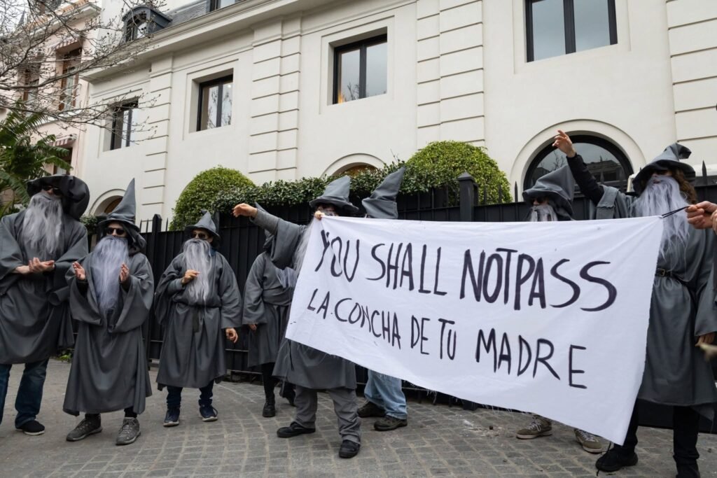 Gandalfs protestando frente a la casa de Peter Thiel en Buenos Aires
