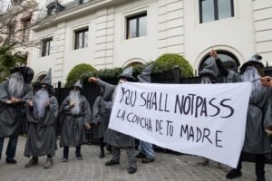 Gandalfs protestando frente a la casa de Peter Thiel en Buenos Aires