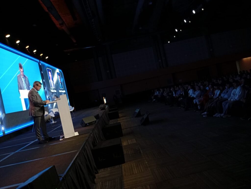 Martín Rapallini, presidente de la UIA, habla en la plenaria del CESSI SUMMIT 2026 en el CEC