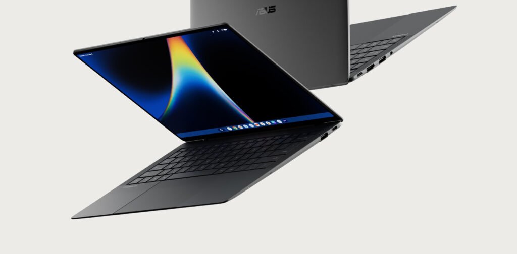 ASUS Googlebook 14 en color Dusk Ash, abierta con pantalla OLED y vista posterior con el logo de ASUS