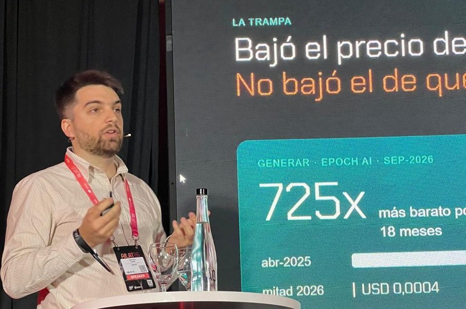 Santiago Marro, IA Specialist Lead de Santex, durante una charla sobre el costo de los agentes de IA