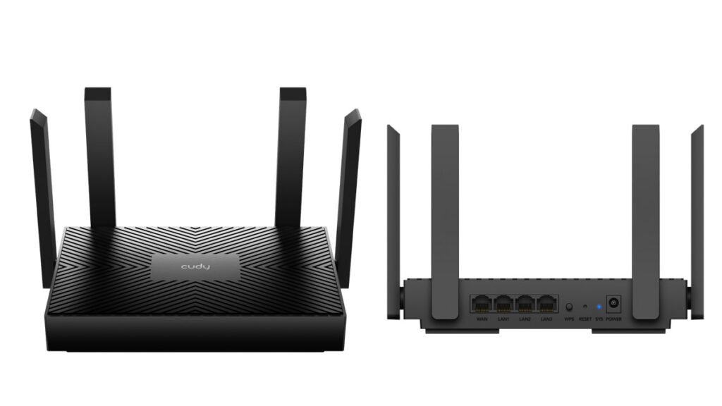 Router Wi-Fi 6 CUDY WR1500 con cuatro antenas, vista frontal y panel trasero con puertos WAN y LAN